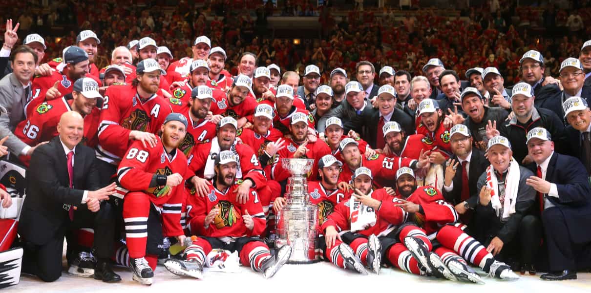 Blackhawks 'Stanley Cup Champions 2015' banner raised at the UC