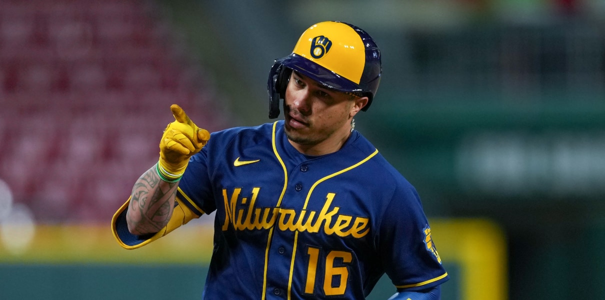 Brewers trade Kolten Wong to Mariners for Jesse Winker and Abraham