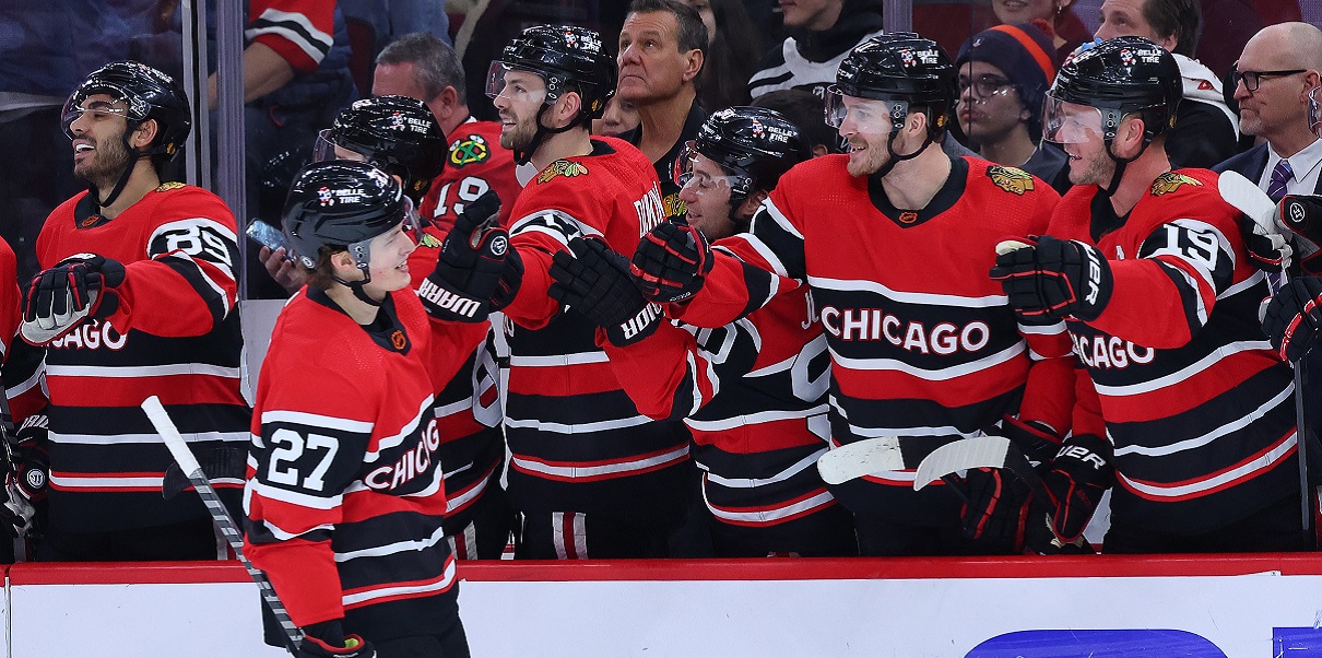 The Blackhawks' Reverse Retro Jerseys Are Out And - Bleacher Nation
