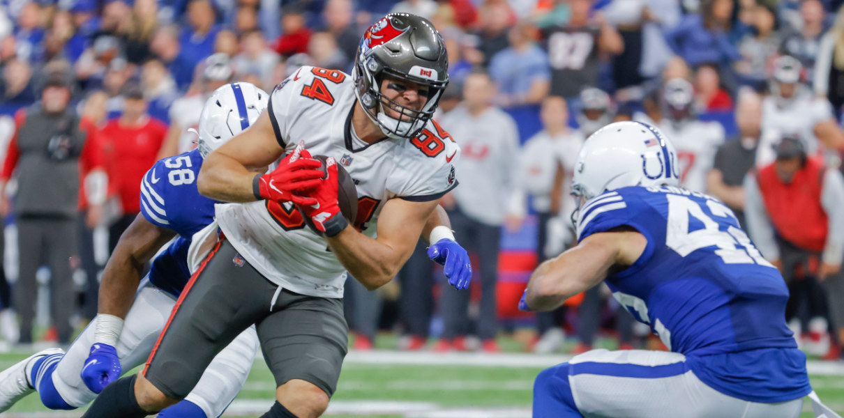 Buccaneers Reportedly Plan to Release TE Cameron Brate - Bleacher Nation