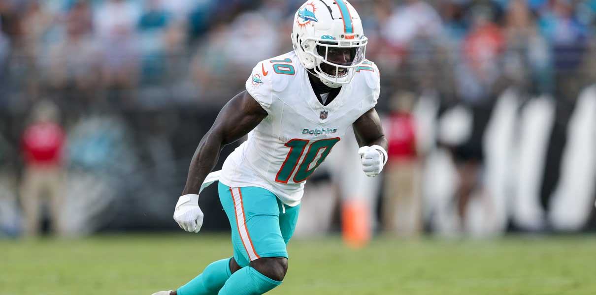 Tyreek Hill Heading to the Dolphins Locker Room With an Injury