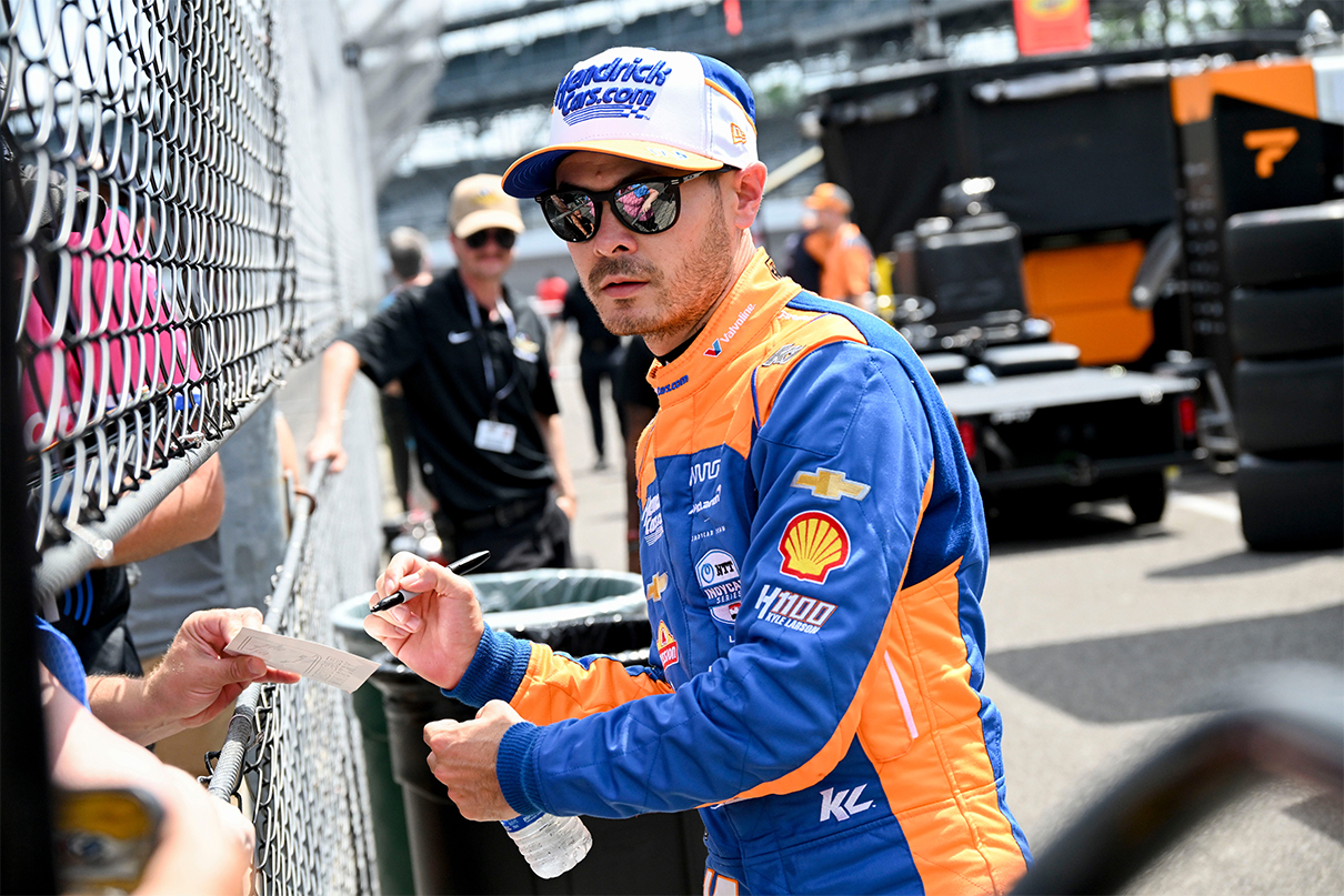 Arrow McLaren/Rick Hendrick driver Kyle Larson (17) signs autographs Monday, May 20, 2024, during practice for the 108th running of the Indianapolis 500 at Indianapolis Motor Speedway. Mandatory Credit: © Kristin Enzor/For IndyStar / USA TODAY NETWORK